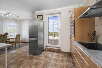 1NP obývací pokoj + kuchyně - Prodej domu 300 m², Bystřice