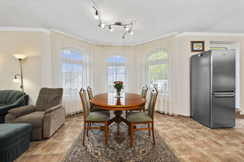 1NP obývací pokoj + kuchyně - Prodej domu 300 m², Bystřice
