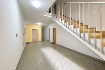 společné prostory - Prodej bytu 2+kk v osobním vlastnictví 49 m², Brandýs nad Labem-Stará Boleslav