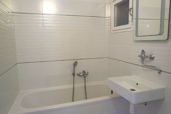 Koupelna - Pronájem bytu 1+1 v osobním vlastnictví 50 m², Praha 8 - Libeň