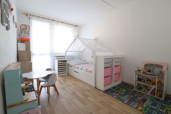 Dětský pokoj s lodžií - Prodej bytu 3+1 v osobním vlastnictví 63 m², Praha 4 - Kamýk