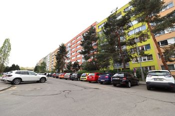 Pohled na dům z příjezdové ulice - Prodej bytu 3+1 v osobním vlastnictví 63 m², Praha 4 - Kamýk