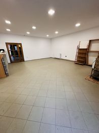 Pronájem obchodních prostor 100 m², Valašské Meziříčí