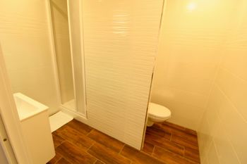 koupelna s toaletou - Pronájem bytu 1+1 v osobním vlastnictví, Plzeň