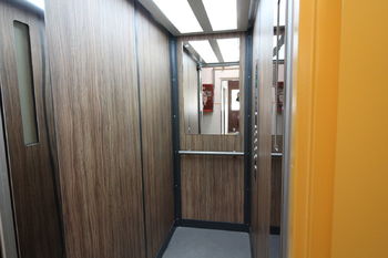 nový výtah a společné prostory po rekonstrukci - Pronájem bytu 1+1 v osobním vlastnictví, Plzeň