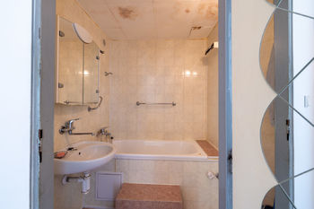 Koupelna  - Prodej bytu 3+1 v osobním vlastnictví 70 m², Praha 4 - Michle