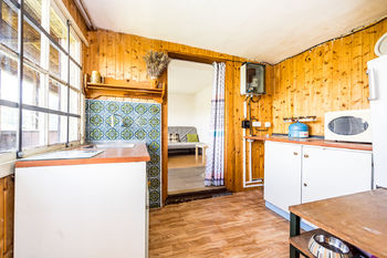 Kuchyně a pohled do obývacího pokoje - Prodej chaty / chalupy 20 m², Ústí nad Labem