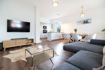 Obývací pokoj - pohled na kuchyni - Prodej domu 127 m², Nelahozeves