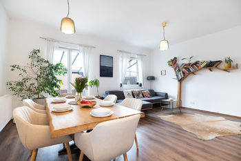 Obývací pokoj - pohled z kuchyně - Prodej domu 127 m², Nelahozeves 