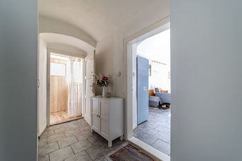chodba přízemí a vstup do obytné kuchyně - Prodej chaty / chalupy 122 m², Velké Losiny
