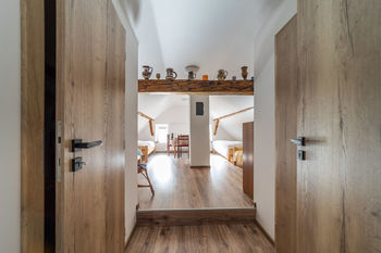 úložné prostory podkroví a vstup do jedné z ložnic - Prodej chaty / chalupy 122 m², Velké Losiny