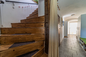 chodba přízemí a detail schodiště do podkroví - Prodej chaty / chalupy 122 m², Velké Losiny