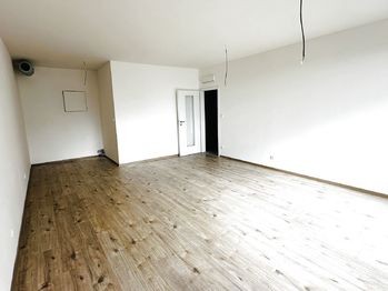 Obývací pokoj s kuchyňským koutem - Prodej bytu 2+kk v osobním vlastnictví 62 m², Praha 9 - Dolní Počernice