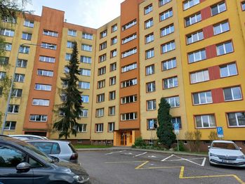 Hlavní vchod je situován k parkovišti.  - Prodej bytu 1+1 v osobním vlastnictví 39 m², Ostrava