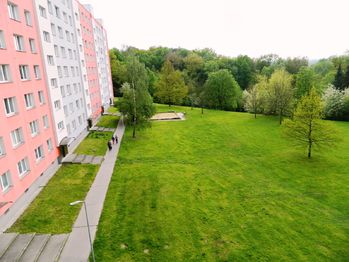 Výhled ráno z okna. - Prodej bytu 1+1 v osobním vlastnictví 39 m², Ostrava