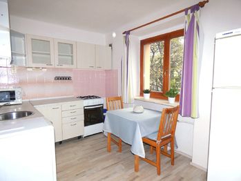 kuchyň, pohled z pokoje - Pronájem bytu 1+1 v družstevním vlastnictví 28 m², Praha 4 - Krč