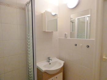 koupelna - Pronájem bytu 1+1 v družstevním vlastnictví 28 m², Praha 4 - Krč