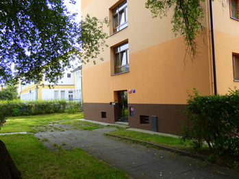 vstup do domu - Pronájem bytu 1+1 v družstevním vlastnictví 28 m², Praha 4 - Krč