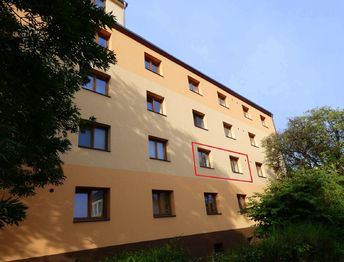 pohled na dům, vyznačená okna - Pronájem bytu 1+1 v družstevním vlastnictví 28 m², Praha 4 - Krč