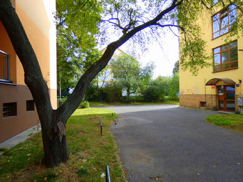 možnost parkování - Pronájem bytu 1+1 v družstevním vlastnictví 28 m², Praha 4 - Krč