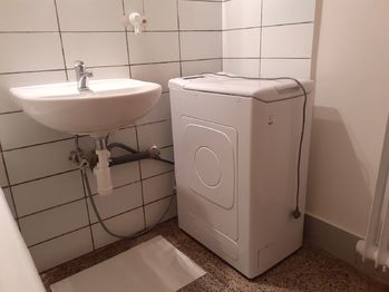 koupelna s pračkou - Pronájem bytu 2+1 v osobním vlastnictví 54 m², Kladno