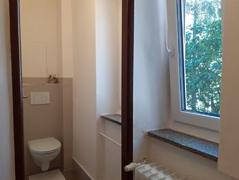 samostatná toaleta - Pronájem bytu 2+1 v osobním vlastnictví 54 m², Kladno