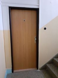 vstupní dveře - Pronájem bytu 2+1 v osobním vlastnictví 54 m², Kladno