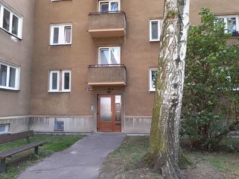 vchod do domu - Pronájem bytu 2+1 v osobním vlastnictví 54 m², Kladno