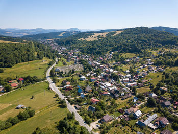 Pohled na obec z dronu - Prodej chaty / chalupy 54 m², Kolárovice