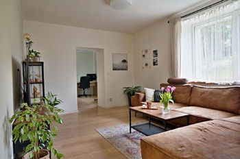 Obývací pokoj, vstup do ložnice - Prodej domu 98 m², Babice nad Svitavou