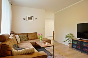 Obývací pokoj, vstup do ložnice - Prodej domu 98 m², Babice nad Svitavou