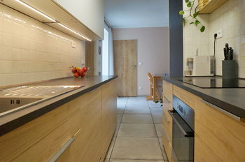 Kuchyňský kout s vestavnými spotebiči - Prodej domu 98 m², Babice nad Svitavou
