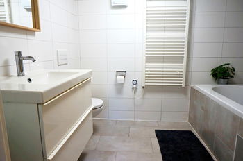 Koupelna s vanou a WC - Prodej domu 98 m², Babice nad Svitavou