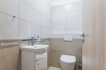 Toaleta. - Pronájem domu 159 m², Jindřichův Hradec