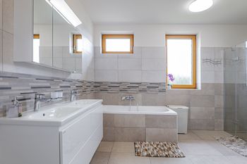 Koupelna. - Pronájem domu 159 m², Jindřichův Hradec