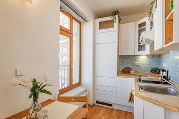 Kuchyňský kout s integrovanými spotřebiči - Prodej bytu 1+kk v osobním vlastnictví 28 m², Praha 10 - Vinohrady