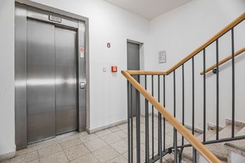 Výtah bytového domu - Prodej bytu 1+kk v osobním vlastnictví 28 m², Praha 10 - Vinohrady