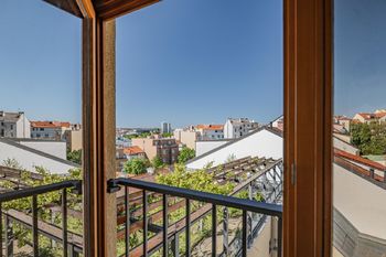 Pohled z oken bytu - Prodej bytu 1+kk v osobním vlastnictví 28 m², Praha 10 - Vinohrady
