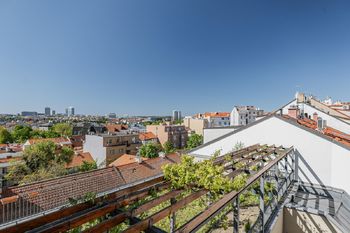 Krásný výhled na Prahu z oken bytu - Prodej bytu 1+kk v osobním vlastnictví 28 m², Praha 10 - Vinohrady