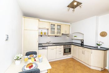 Kuchyně apartmánu v přízemí - Prodej domu 168 m², Brozany nad Ohří