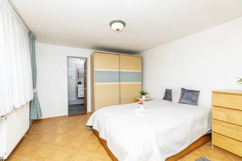 Ložnice apartmánu v přízemí - Prodej domu 168 m², Brozany nad Ohří