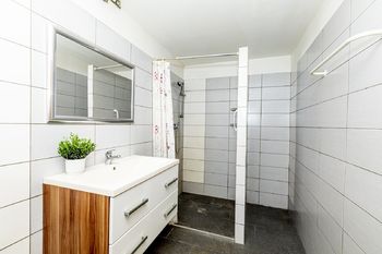 Koupelna apartmánu v přízemí - Prodej domu 168 m², Brozany nad Ohří