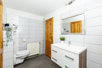 Koupelna apartmánu v přízemí - Prodej domu 168 m², Brozany nad Ohří
