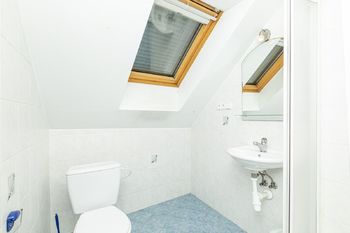 Koupelna v horním patře - Prodej domu 168 m², Brozany nad Ohří