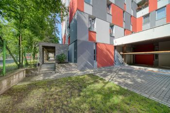 Oplocený areál bytového domu - Prodej malého objektu 13 m², Kolín