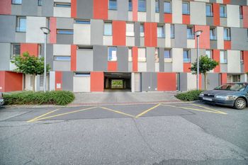 Průjezd bytovým domem k parkovacím místům - Prodej malého objektu 13 m², Kolín