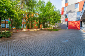 Pohled na prostřední nabízené parkovací místo - Prodej malého objektu 13 m², Kolín
