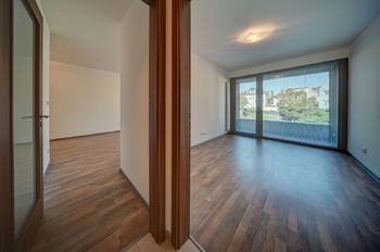 pohled z chodby do ložnice - Pronájem bytu 2+kk v osobním vlastnictví 51 m², Kolín
