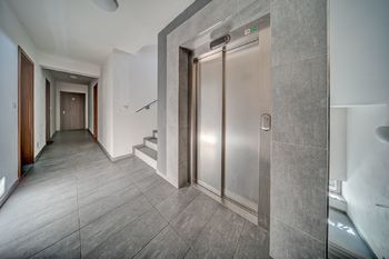 chodba s výtahem - Pronájem bytu 2+kk v osobním vlastnictví 51 m², Kolín
