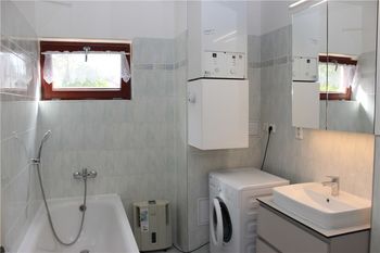 Koupelna s WC - Pronájem bytu 1+kk v osobním vlastnictví 39 m², Černošice